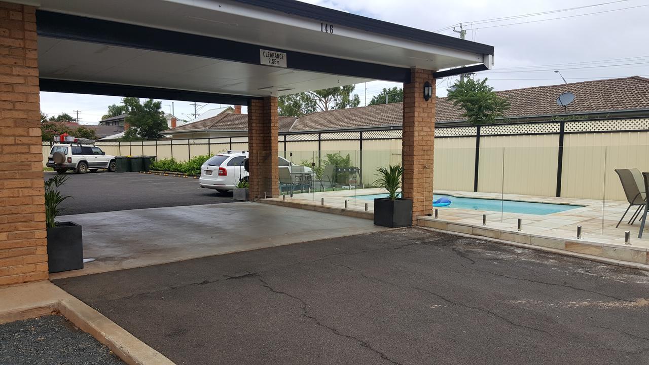 דובו Centrepoint Motel מראה חיצוני תמונה