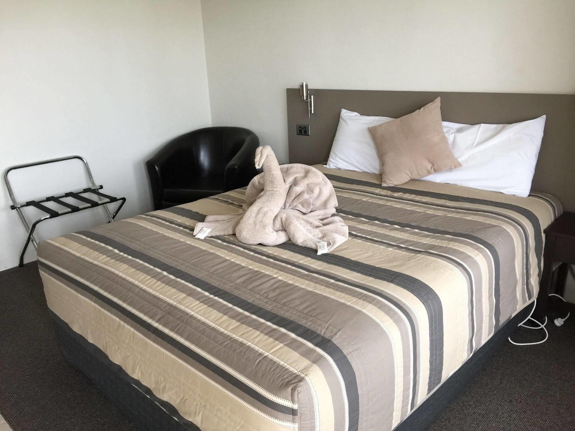 דובו Centrepoint Motel מראה חיצוני תמונה
