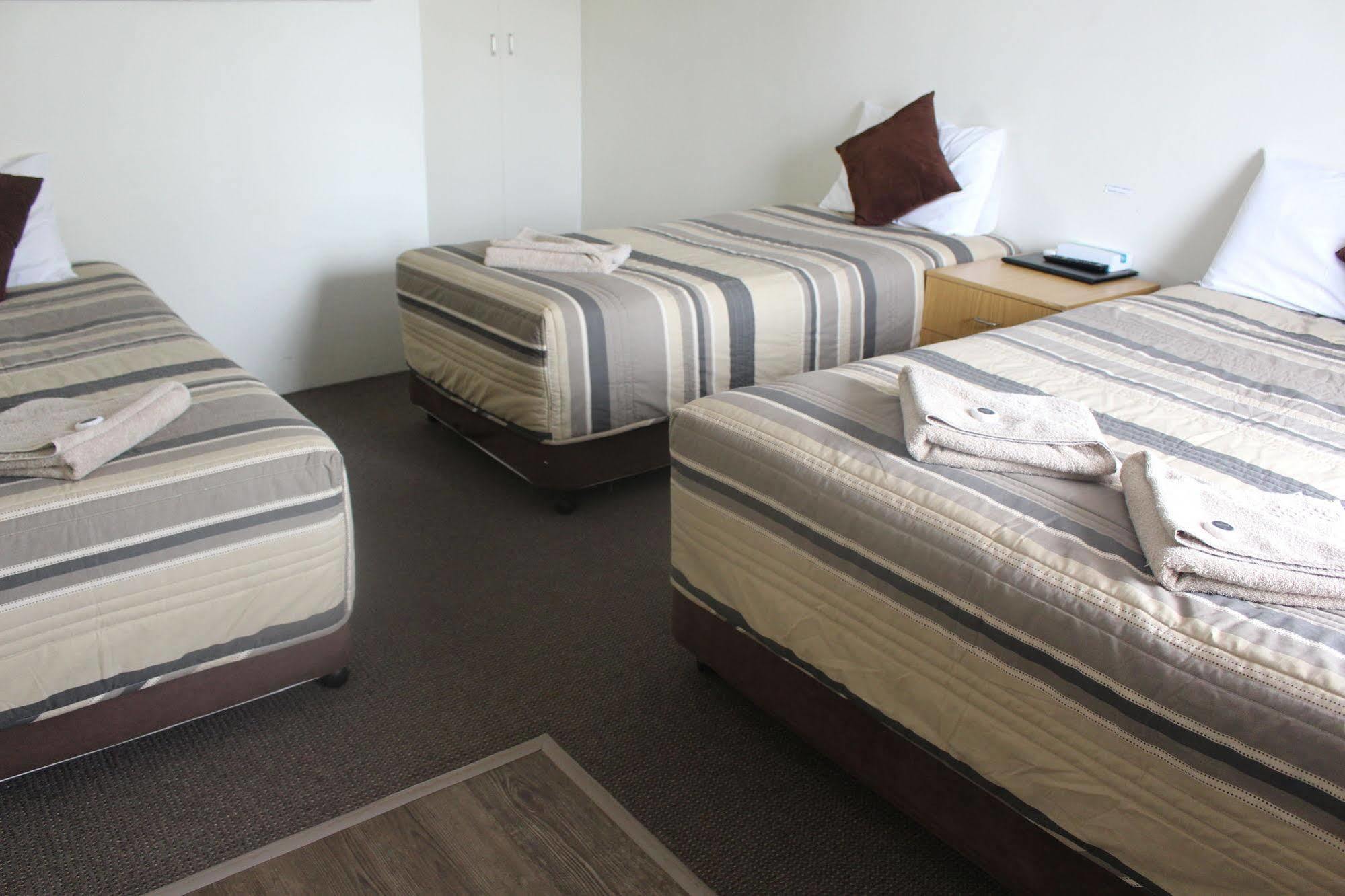 דובו Centrepoint Motel מראה חיצוני תמונה