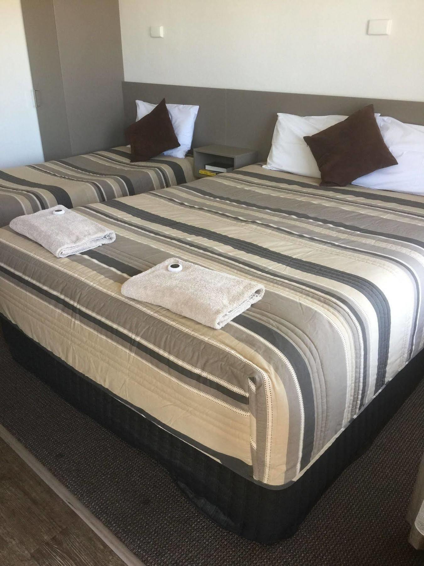 דובו Centrepoint Motel מראה חיצוני תמונה