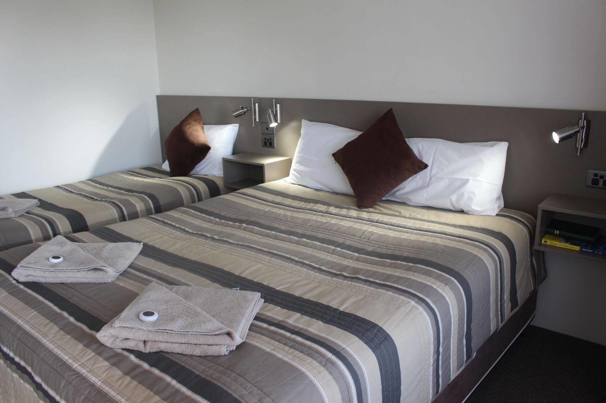 דובו Centrepoint Motel מראה חיצוני תמונה