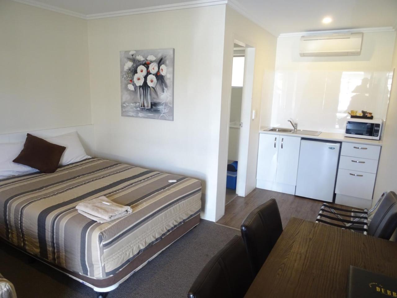 דובו Centrepoint Motel מראה חיצוני תמונה