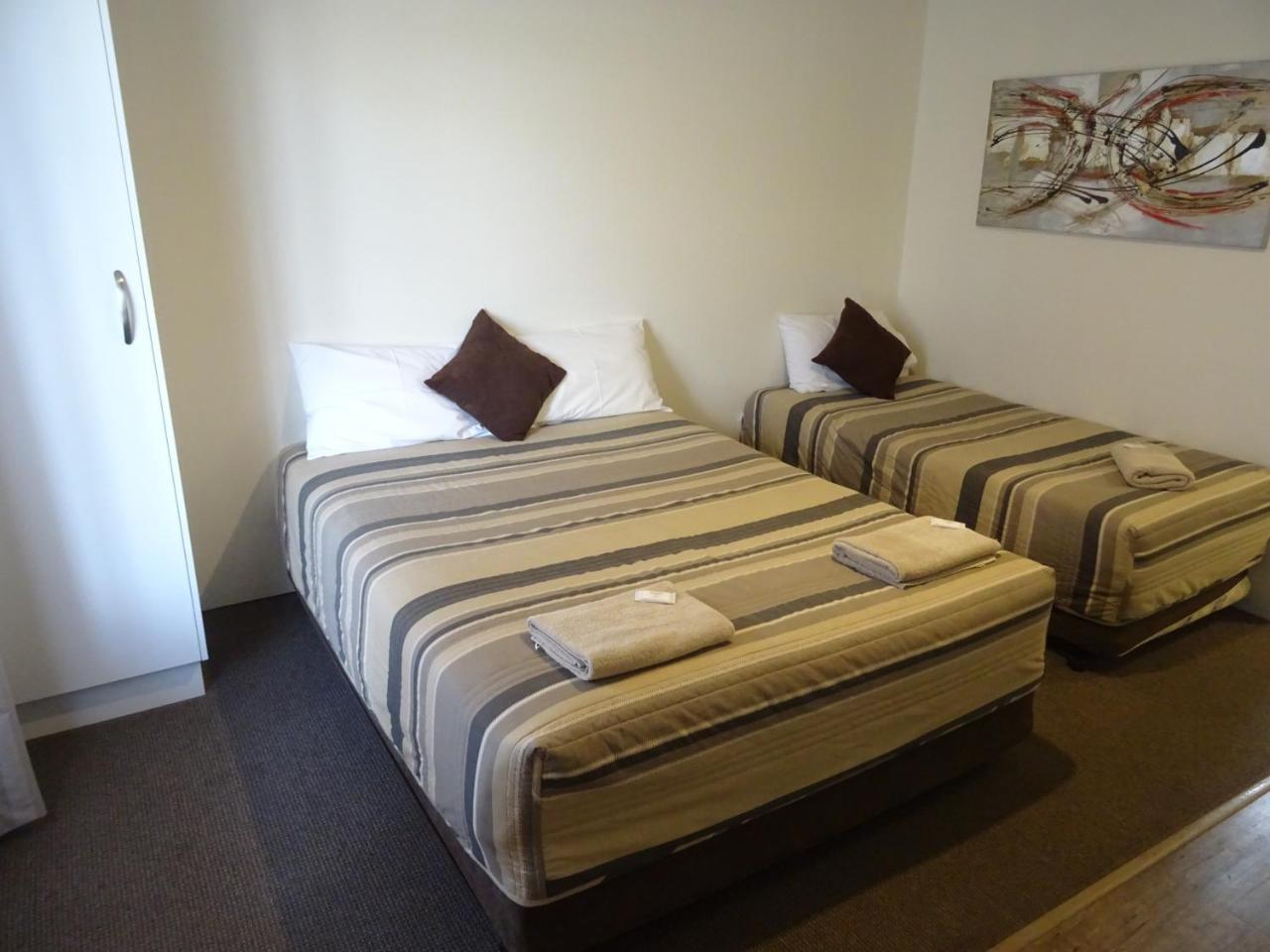 דובו Centrepoint Motel מראה חיצוני תמונה